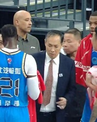 开云-北京男篮报价戴维斯，赵睿腰伤复发，麦基即将启程来华！
